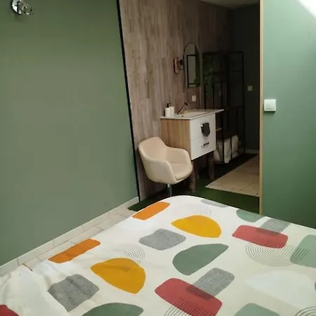 Le Cheval Blanc Au Centre De * Carrouges