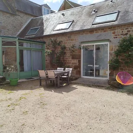 Le Cheval Blanc Au Centre De Carrouges