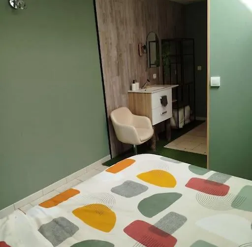 Le Cheval Blanc Au Centre De * Carrouges