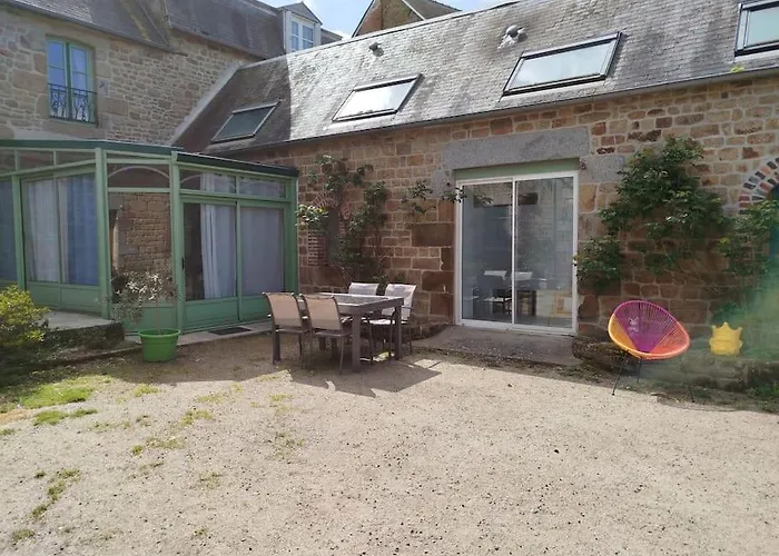 Le Cheval Blanc Au Centre De Carrouges